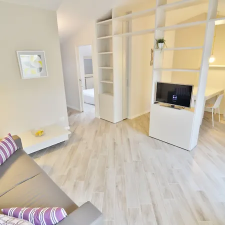 Aromi Piccolo Hotell 3*